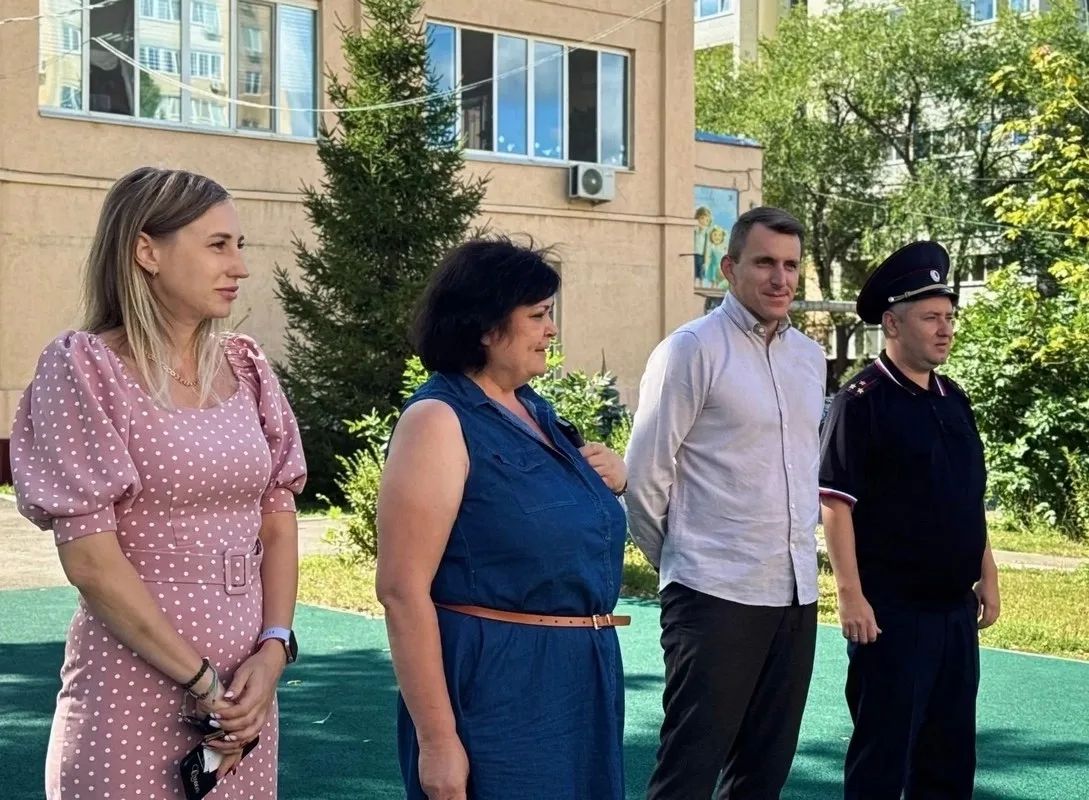 В Энгельсе сотрудники полиции совместно с членом Общественного совета при МУ МВД России «Энгельсское» Егором Копейко, а также представителями партии «Единая Россия» в рамках акции #ПомогиПойтиУчиться посетили... В Энгельсе сотрудники полиции совместно с членом Общественного совета при МУ МВД России «Энгельсское» Егором Копейко, а также представителями партии «Единая Россия» в рамках акции #ПомогиПойтиУчиться посетили...