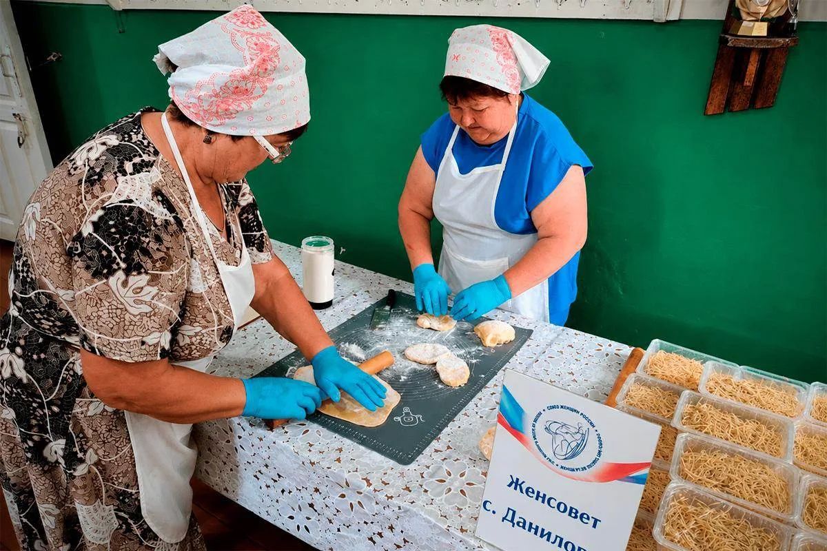 Жительницы села Даниловка Саратовской области приготовили домашнюю лапшу для бойцов Жительницы села Даниловка Саратовской области приготовили домашнюю лапшу для бойцов