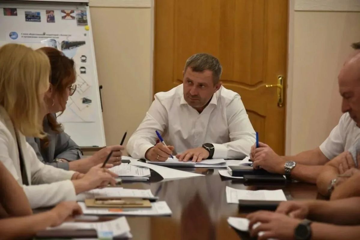 Провели очередное совещание по вопросам демонтажа нестационарных объектов и рекламных конструкций Провели очередное совещание по вопросам демонтажа нестационарных объектов и рекламных конструкций
