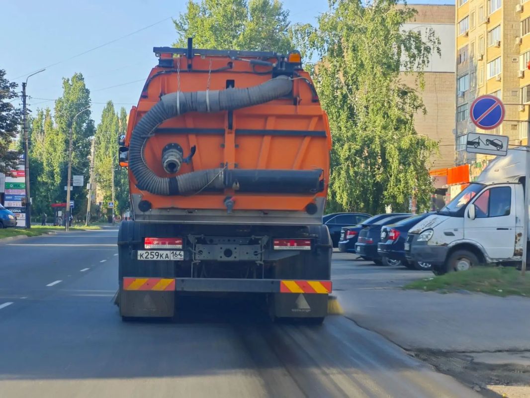 Коммунальные службы ежедневно приводят город Балаково в порядок Коммунальные службы ежедневно приводят город Балаково в порядок