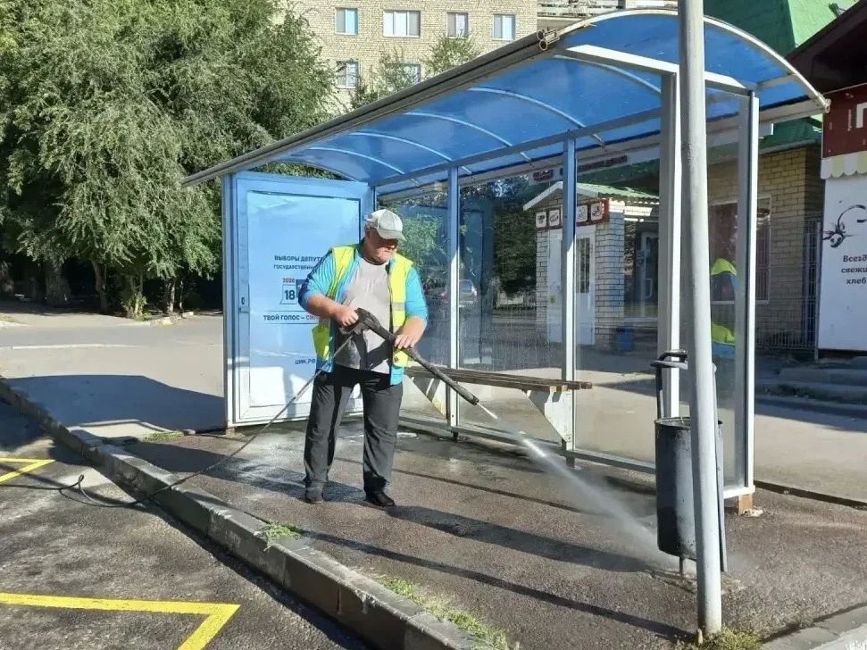 Уборка города. Коммунальные службы осуществляют уборку дорог и тротуаров, мойку и ремонт остановочных павильонов, уход за зелеными зонами, подбор мусора, а также ремонт дорожных знаков и ограждений Уборка города. Коммунальные службы осуществляют уборку дорог и тротуаров, мойку и ремонт остановочных павильонов, уход за зелеными зонами, подбор мусора, а также ремонт дорожных знаков и ограждений