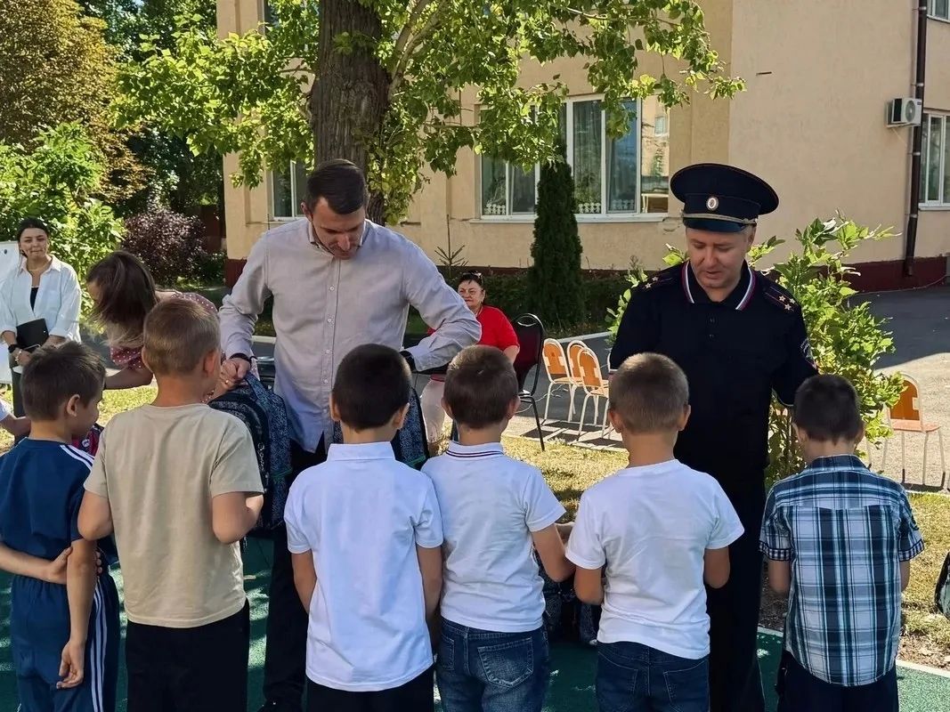 В Энгельсе сотрудники полиции совместно с членом Общественного совета при МУ МВД России «Энгельсское» Егором Копейко, а также представителями партии «Единая Россия» в рамках акции #ПомогиПойтиУчиться посетили... В Энгельсе сотрудники полиции совместно с членом Общественного совета при МУ МВД России «Энгельсское» Егором Копейко, а также представителями партии «Единая Россия» в рамках акции #ПомогиПойтиУчиться посетили...
