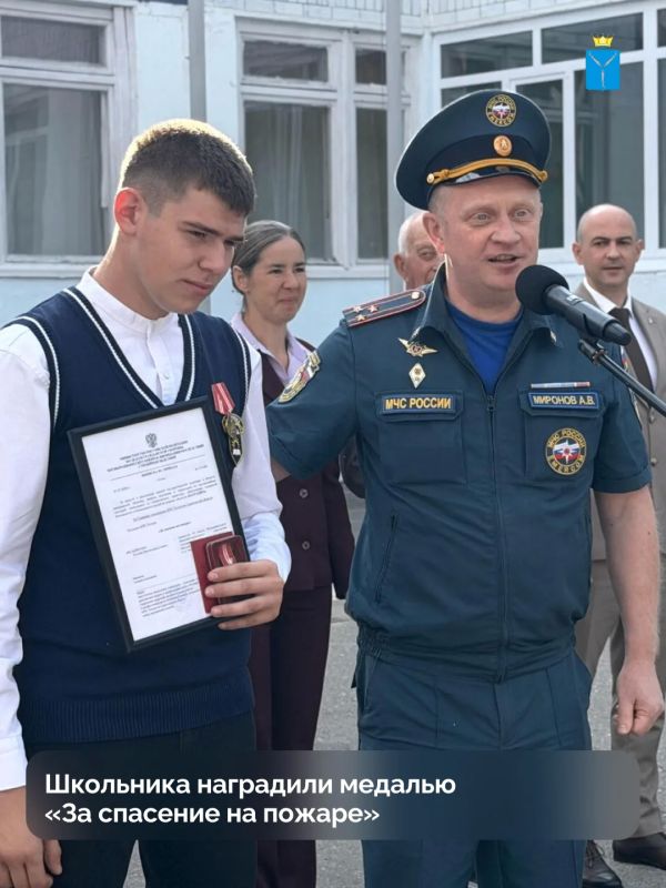 В селе Вязовка в школе им. Героя Советского Союза Е.А. Мясникова 1 сентября замначальника управления организации пожаротушения и проведения аварийно-спасательных работ Александр Миронов