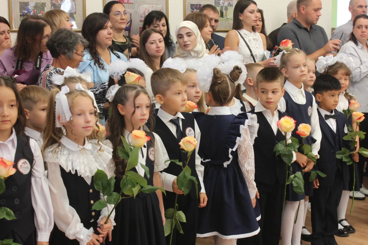День знаний. В старинном здании школы №1 после капремонта провели линейку День знаний. В старинном здании школы №1 после капремонта провели линейку