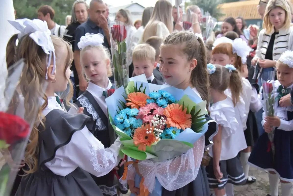 Сегодня школьники и студенты спешат в свои учебные заведения на торжественные линейки Сегодня школьники и студенты спешат в свои учебные заведения на торжественные линейки