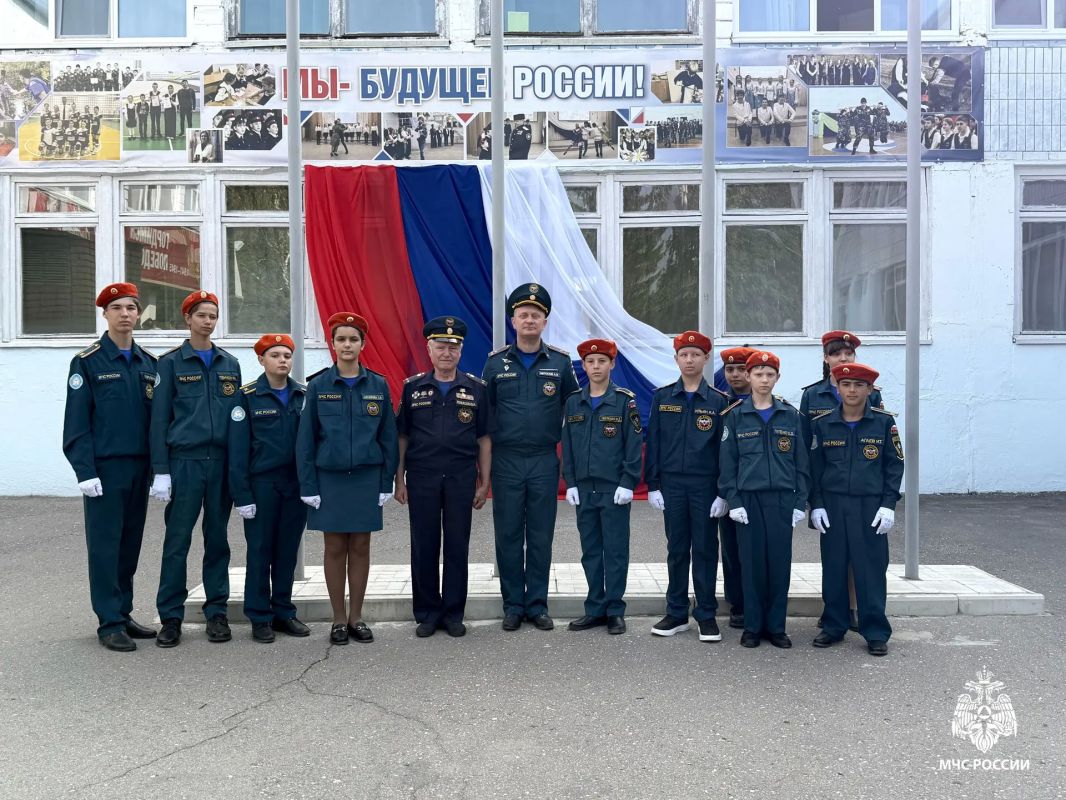 В День знаний. Сегодня в школе села Вязовка им. Героя Советского Союза Е.А. Мясникова с поздравительным словом выступил заместитель начальника управления организации пожаротушения и проведения аварийно-спасательных работ... В День знаний. Сегодня в школе села Вязовка им. Героя Советского Союза Е.А. Мясникова с поздравительным словом выступил заместитель начальника управления организации пожаротушения и проведения аварийно-спасательных работ...