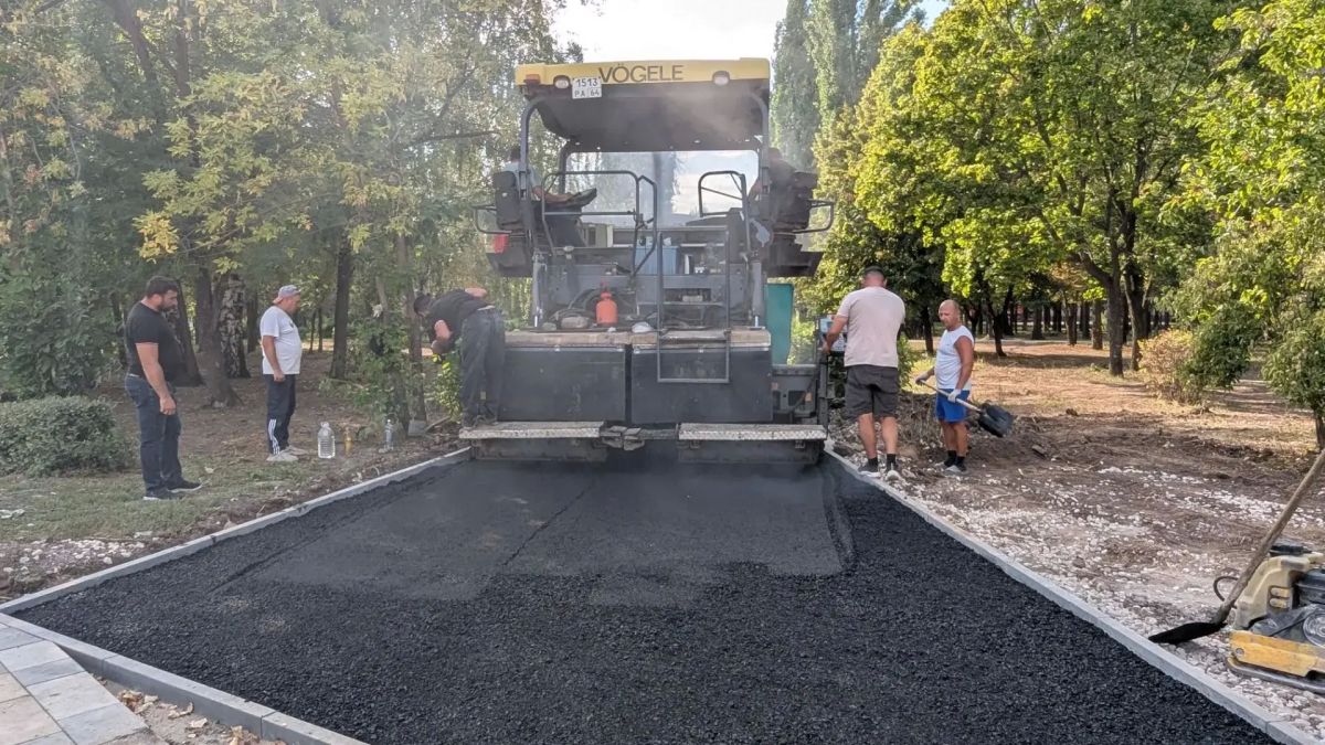 В городском парке 1-го микрорайона близится к завершению масштабное благоустройство событийной площади В городском парке 1-го микрорайона близится к завершению масштабное благоустройство событийной площади
