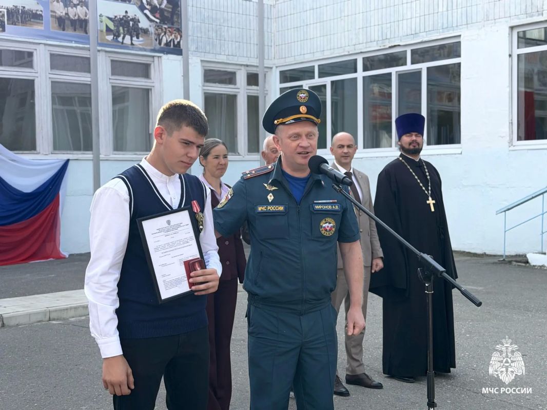 В День знаний. Сегодня в школе села Вязовка им. Героя Советского Союза Е.А. Мясникова с поздравительным словом выступил заместитель начальника управления организации пожаротушения и проведения аварийно-спасательных работ... В День знаний. Сегодня в школе села Вязовка им. Героя Советского Союза Е.А. Мясникова с поздравительным словом выступил заместитель начальника управления организации пожаротушения и проведения аварийно-спасательных работ...