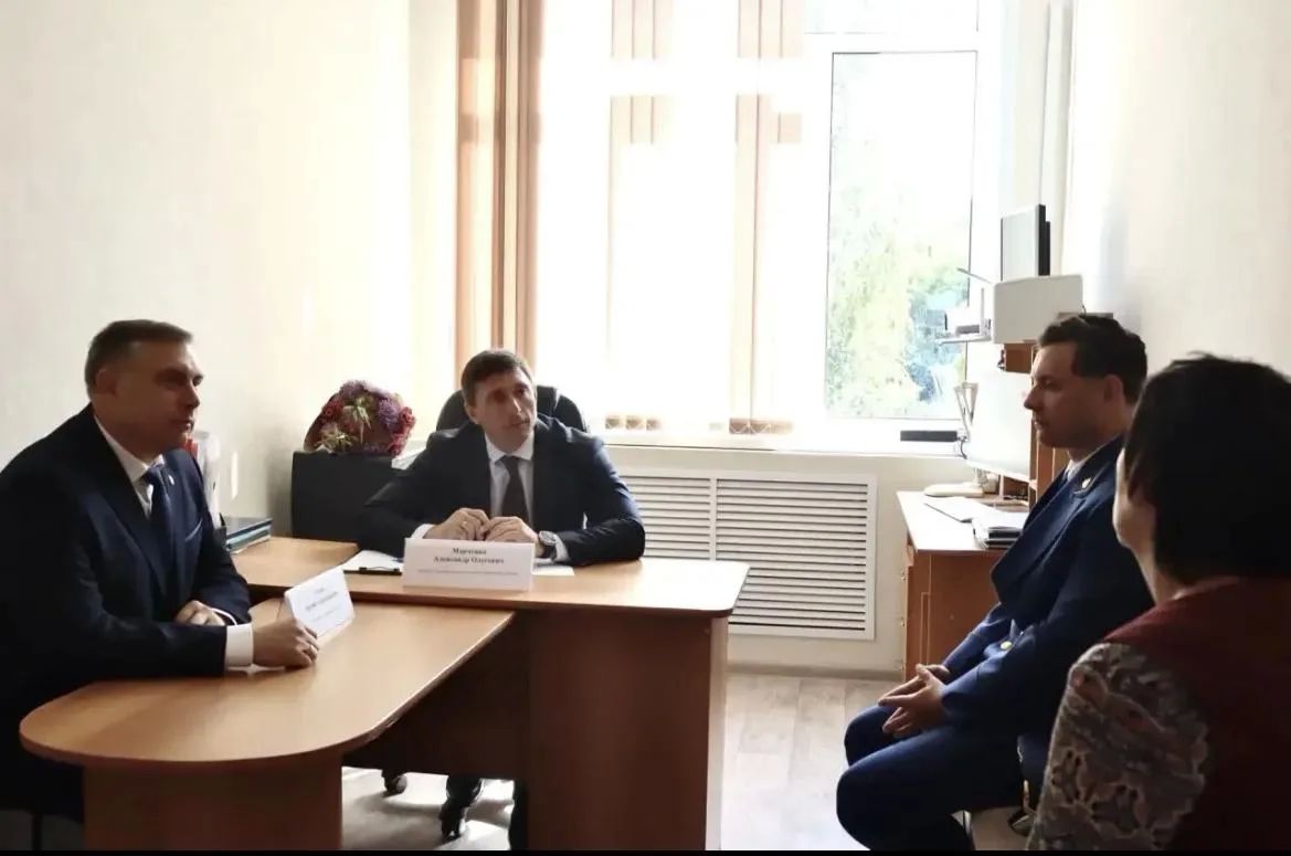 Министр поздравил школьников Аткарского района с Днем знаний и провел личный прием граждан Министр поздравил школьников Аткарского района с Днем знаний и провел личный прием граждан