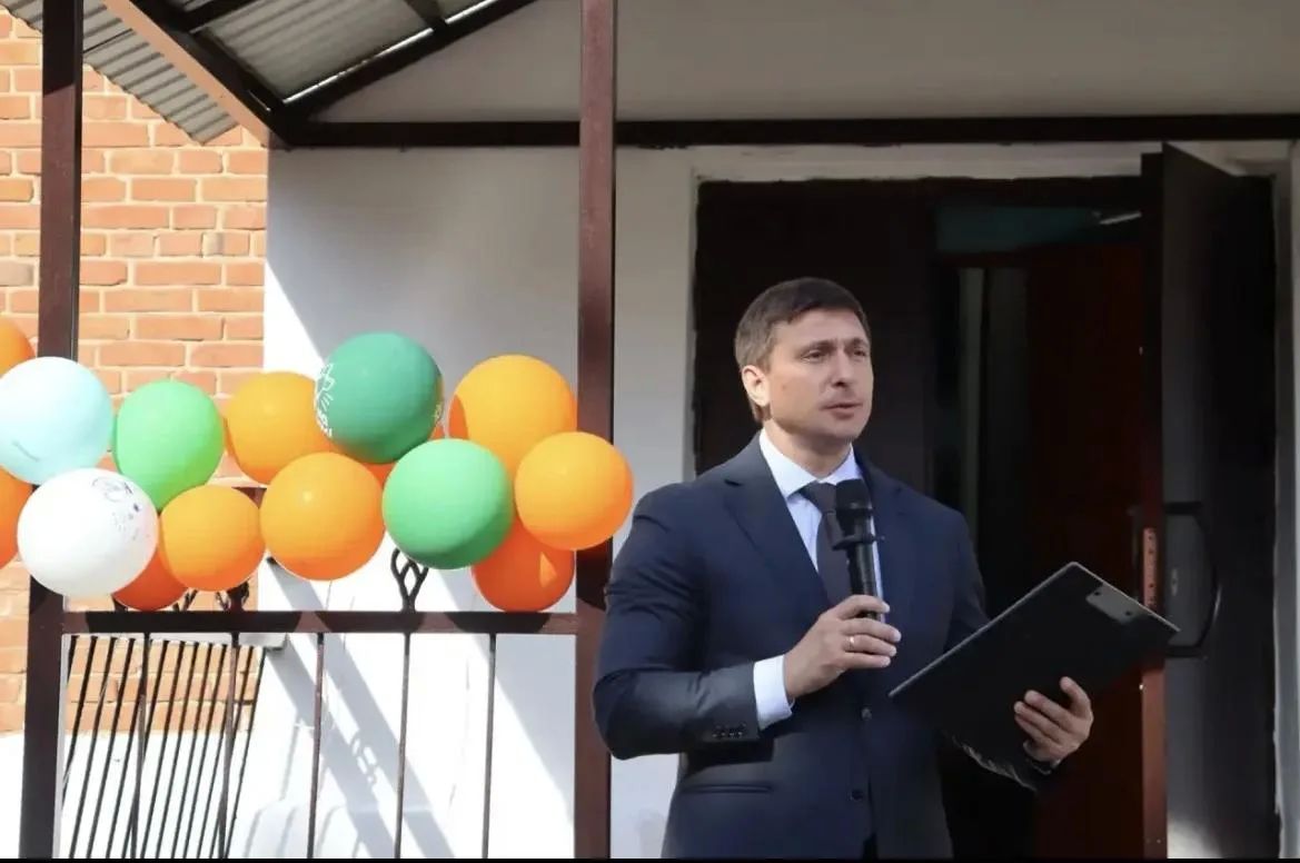 Министр поздравил школьников Аткарского района с Днем знаний и провел личный прием граждан Министр поздравил школьников Аткарского района с Днем знаний и провел личный прием граждан
