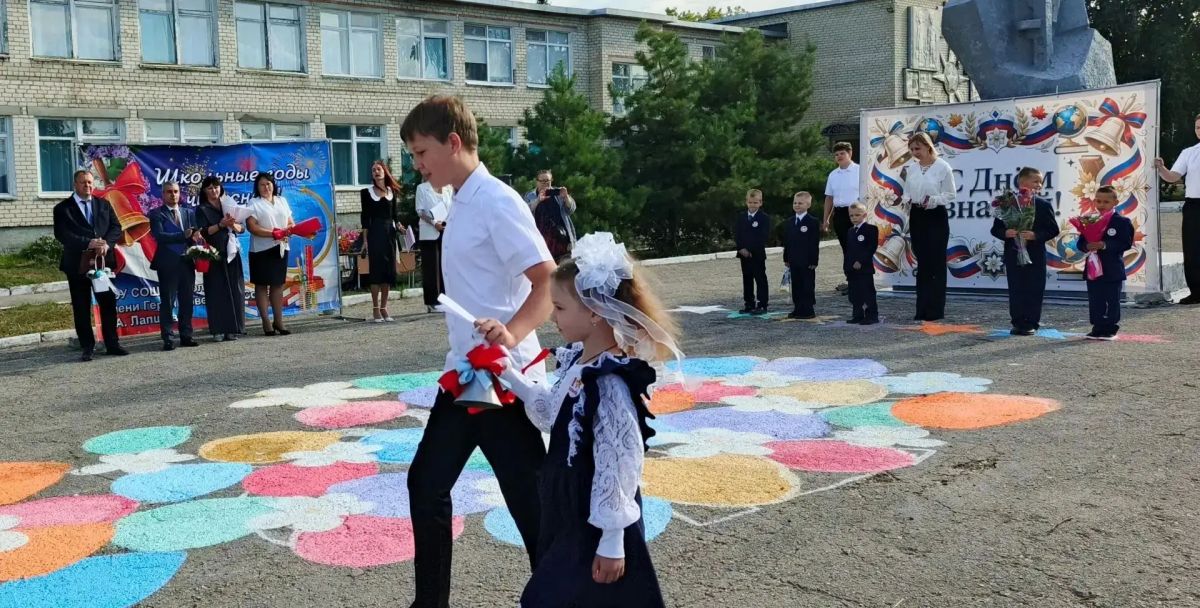 Сегодня поздравил с началом нового учебного года учеников школы села Идолга Татищевского района Сегодня поздравил с началом нового учебного года учеников школы села Идолга Татищевского района