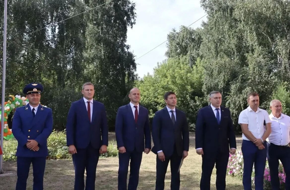 Министр поздравил школьников Аткарского района с Днем знаний и провел личный прием граждан Министр поздравил школьников Аткарского района с Днем знаний и провел личный прием граждан