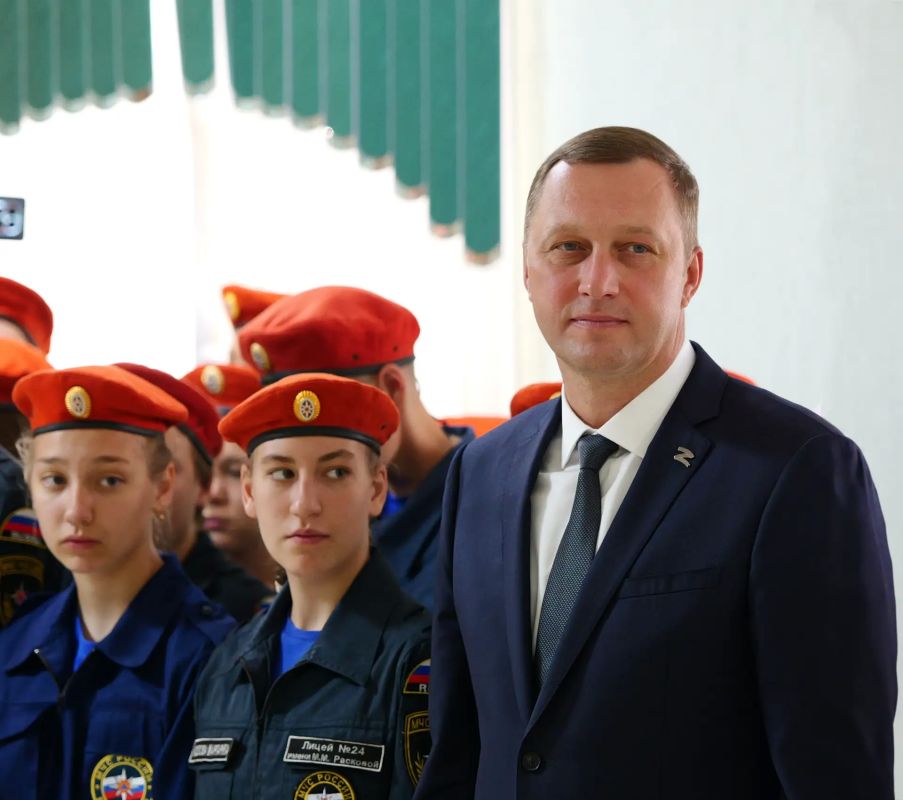 Роман Бусаргин: В День знаний приехал поздравить учащихся и педагогов лицея № 24 имени Марины Расковой Роман Бусаргин: В День знаний приехал поздравить учащихся и педагогов лицея № 24 имени Марины Расковой