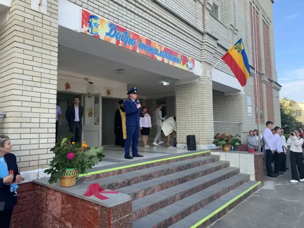 В районах Саратовской области работники прокуратуры приняли участие в торжественных линейках ко Дню знаний В районах Саратовской области работники прокуратуры приняли участие в торжественных линейках ко Дню знаний