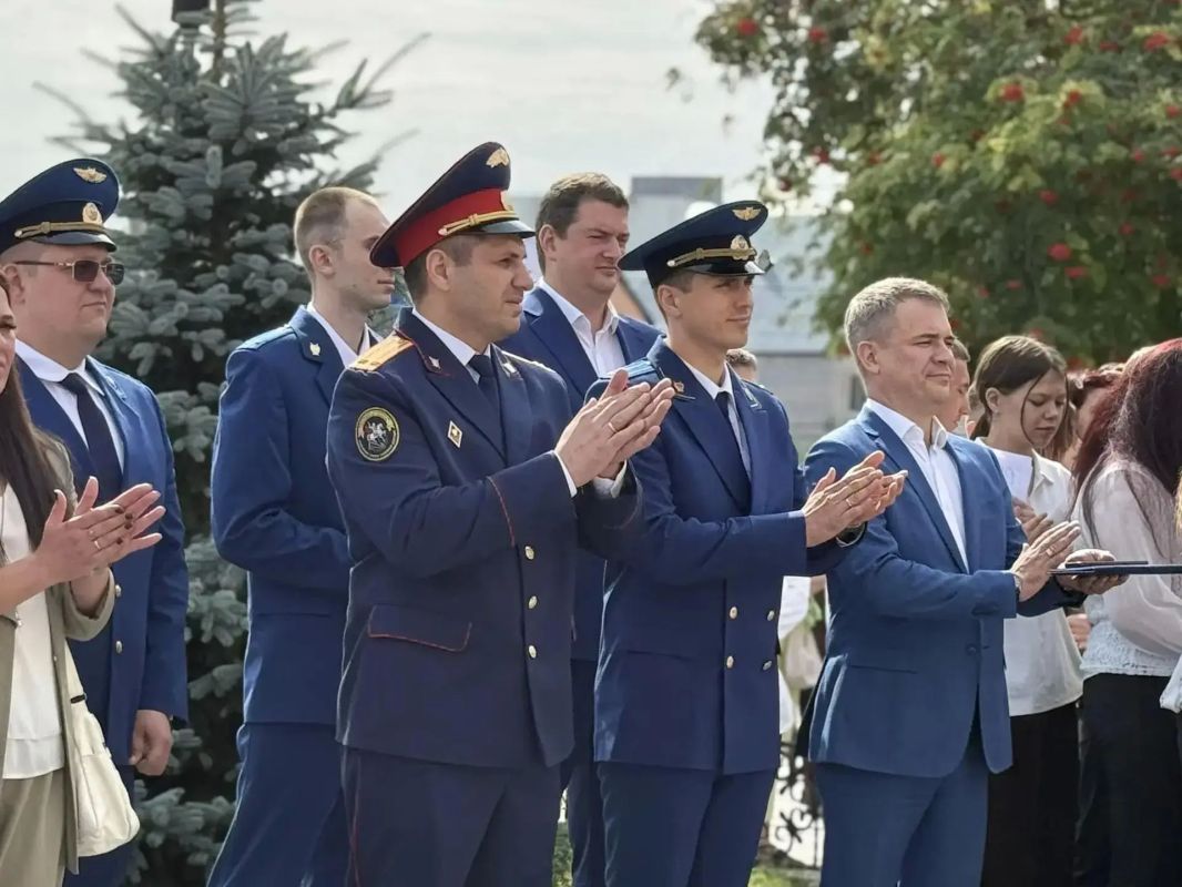 Сотрудники следственного управления СК России по Саратовской области приняли участие в торжественном мероприятии, посвящённом Дню знаний в Балаковском филиале СГЮА Сотрудники следственного управления СК России по Саратовской области приняли участие в торжественном мероприятии, посвящённом Дню знаний в Балаковском филиале СГЮА