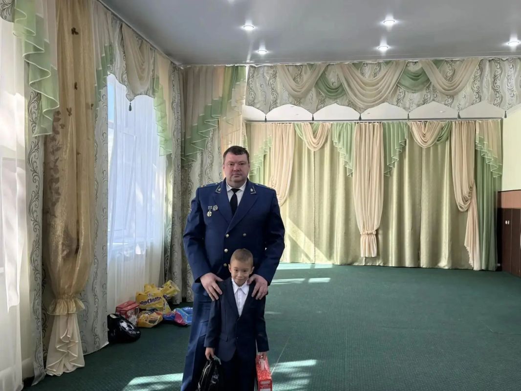 В День знаний работники прокуратуры поздравили воспитанников подшефного детского дома Красноармейска В День знаний работники прокуратуры поздравили воспитанников подшефного детского дома Красноармейска