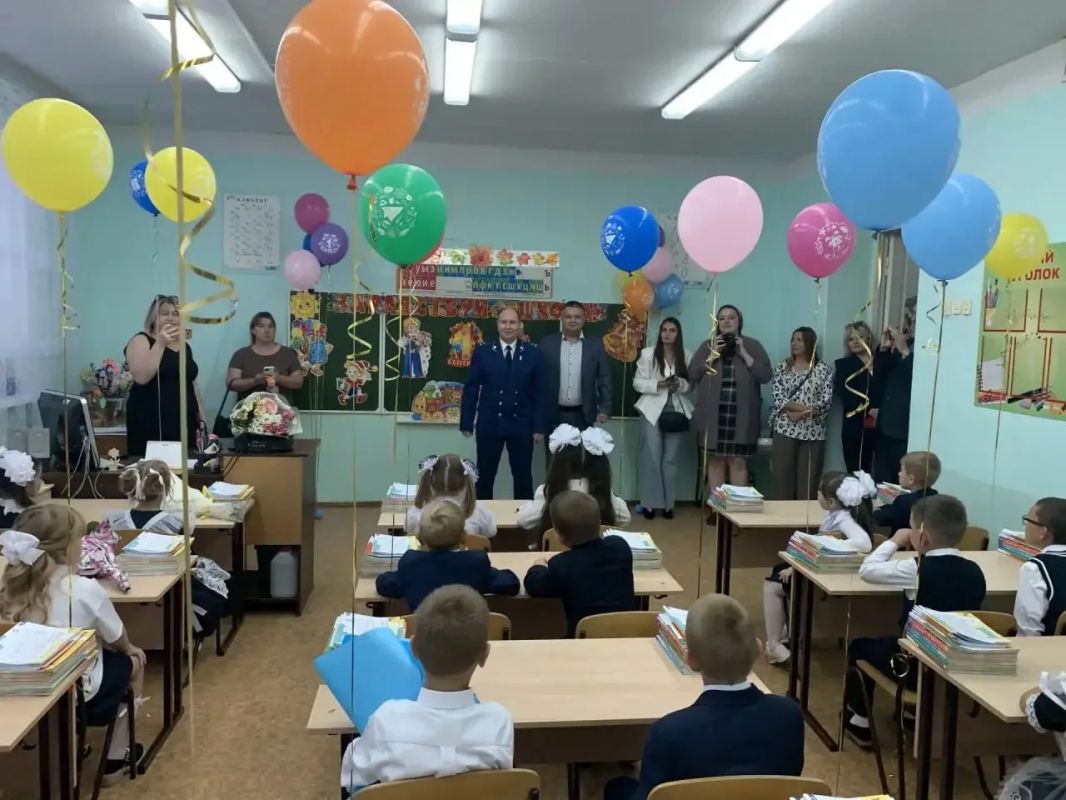 В районах Саратовской области работники прокуратуры приняли участие в торжественных линейках ко Дню знаний В районах Саратовской области работники прокуратуры приняли участие в торжественных линейках ко Дню знаний