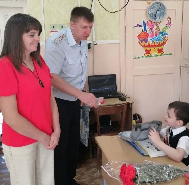 В Краснокутском районе сотрудники полиции и общественники стали гостями классного часа у первоклассников В Краснокутском районе сотрудники полиции и общественники стали гостями классного часа у первоклассников