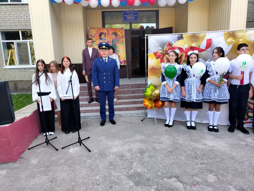 В Лысогорском, Турковском, Духовницком и Самойловском районах работники прокуратуры приняли участие в мероприятиях ко Дню знаний