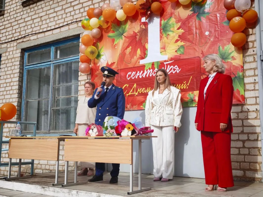 В районах Саратовской области работники прокуратуры приняли участие в торжественных линейках ко Дню знаний В районах Саратовской области работники прокуратуры приняли участие в торжественных линейках ко Дню знаний