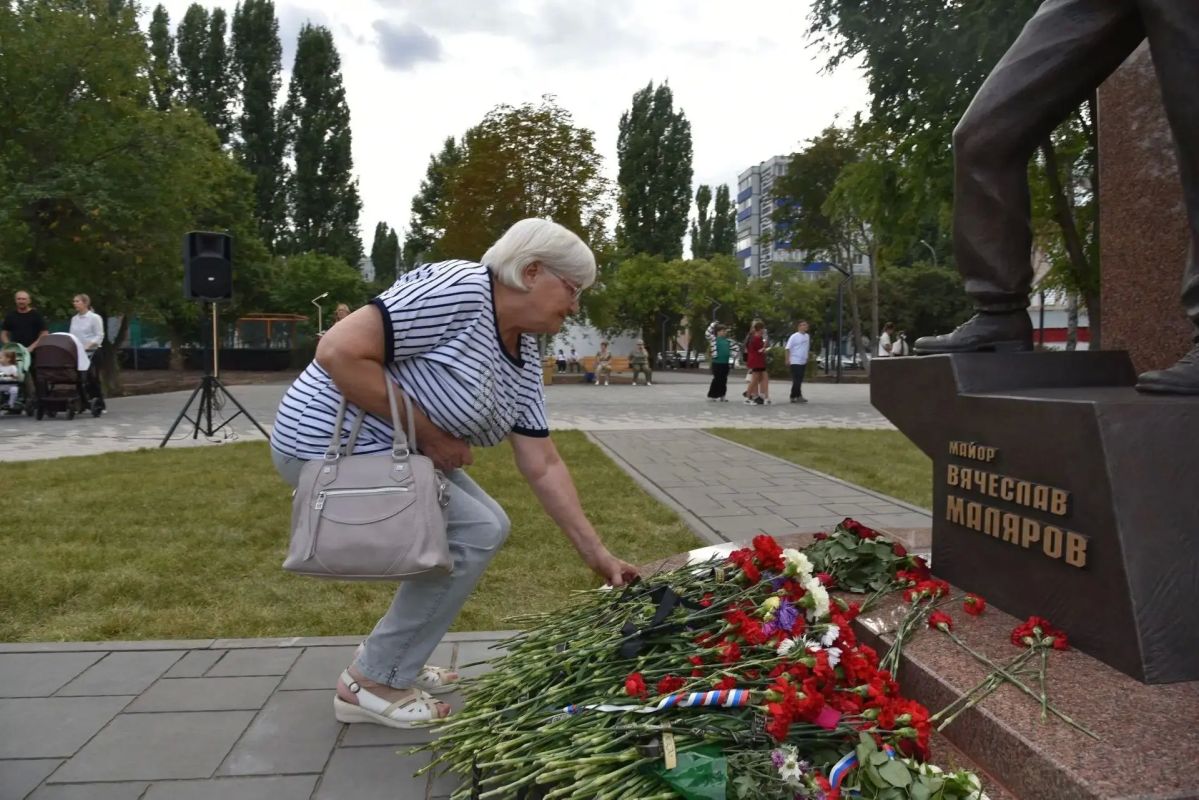 В обновленном сквере имени Вячеслава Малярова прошла акция «Память жива» В обновленном сквере имени Вячеслава Малярова прошла акция «Память жива»