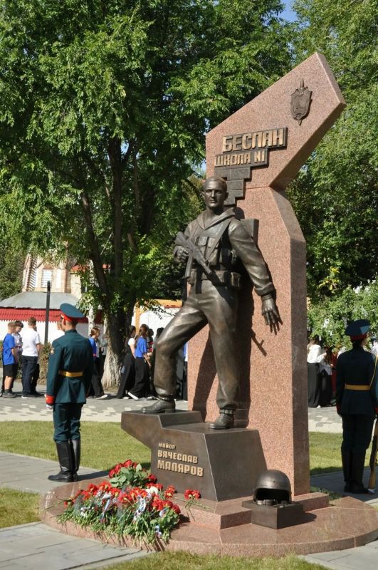 Сотрудники полиции приняли участие в церемонии открытия памятника погибшему герою Беслана Вячеславу Малярову Сотрудники полиции приняли участие в церемонии открытия памятника погибшему герою Беслана Вячеславу Малярову