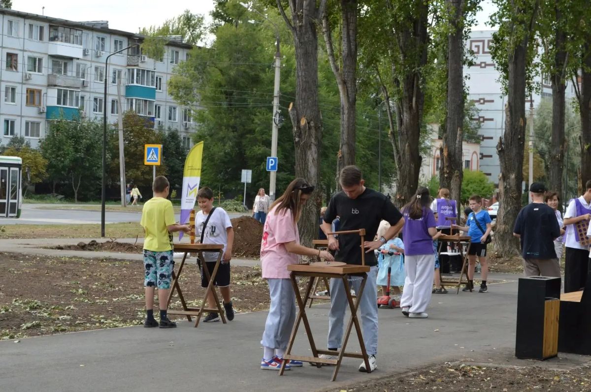В преддверии Дня города в обновлённом сквере «Молодежный» состоялась «Игротека» с установлением спортивного рекорда В преддверии Дня города в обновлённом сквере «Молодежный» состоялась «Игротека» с установлением спортивного рекорда