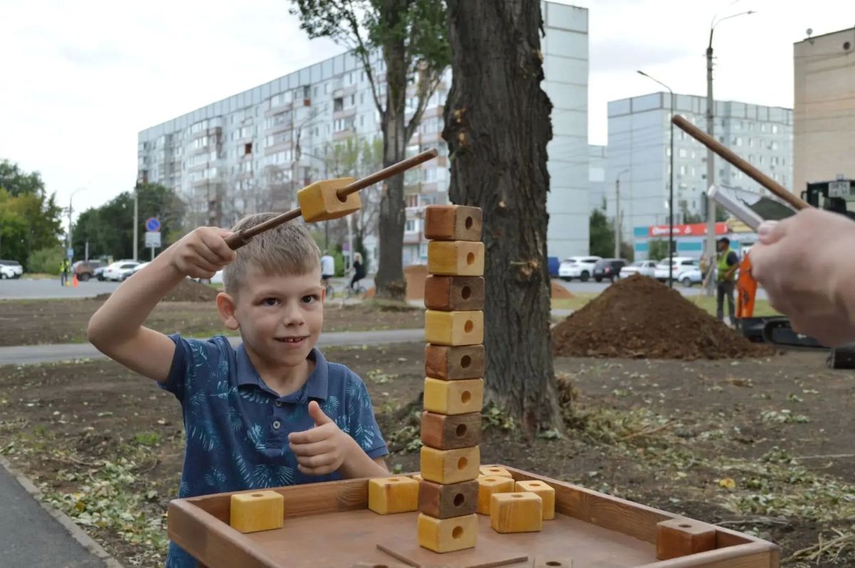 В преддверии Дня города в обновлённом сквере «Молодежный» состоялась «Игротека» с установлением спортивного рекорда В преддверии Дня города в обновлённом сквере «Молодежный» состоялась «Игротека» с установлением спортивного рекорда