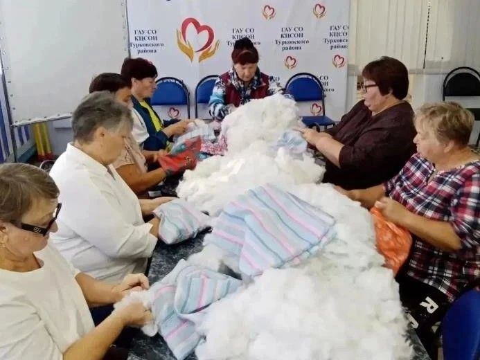 В Турковском районе продолжаются акции добра: подушки для защитников и продукты для бабушек В Турковском районе продолжаются акции добра: подушки для защитников и продукты для бабушек