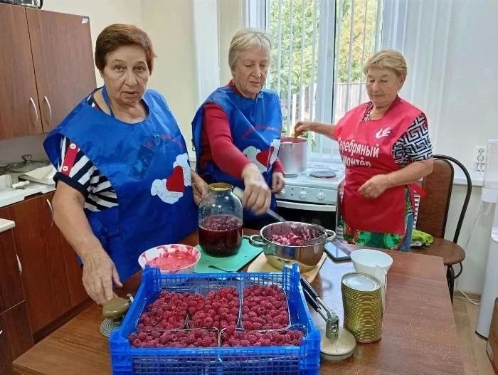 Из Новобурасского района бойцам отправляют партию домашнего малинового варенья Из Новобурасского района бойцам отправляют партию домашнего малинового варенья