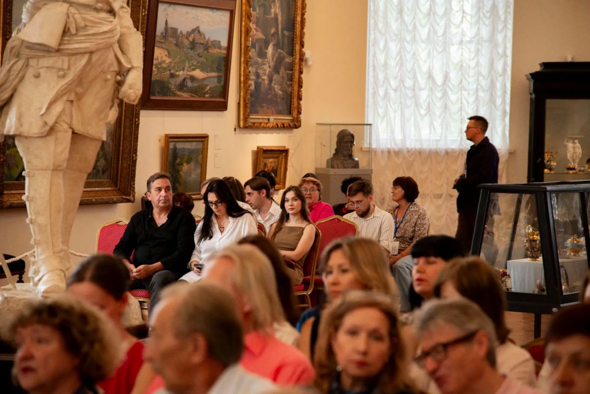В Радищевском музее открылась выставка «Флоту быть!» В Радищевском музее открылась выставка «Флоту быть!»