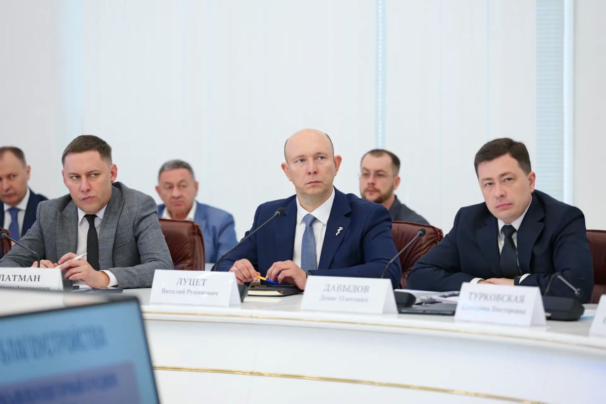 Губернатор Роман Бусаргин провел постоянно действующее совещание с заместителями председателя правительства, министрами, а также главами районов Губернатор Роман Бусаргин провел постоянно действующее совещание с заместителями председателя правительства, министрами, а также главами районов