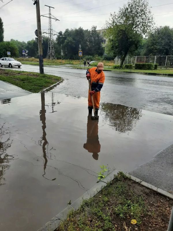 Комбинат благоустройства откачивает воду на улицах города и очищает ливнёвки Комбинат благоустройства откачивает воду на улицах города и очищает ливнёвки