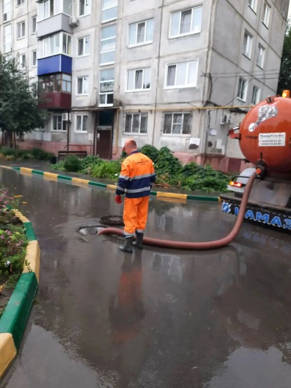 Комбинат благоустройства откачивает воду на улицах города и очищает ливнёвки Комбинат благоустройства откачивает воду на улицах города и очищает ливнёвки