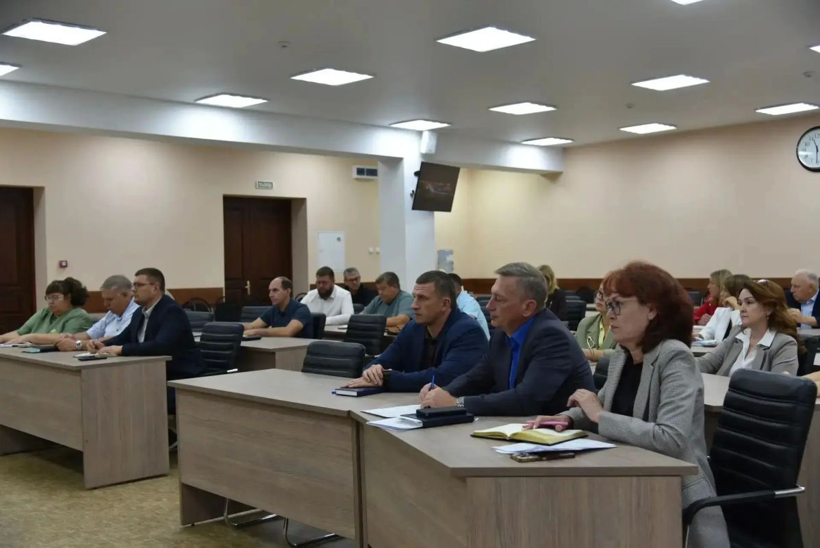 Провели рабочее совещание с руководителями служб администрации и ресурсоснабжающих организаций Провели рабочее совещание с руководителями служб администрации и ресурсоснабжающих организаций