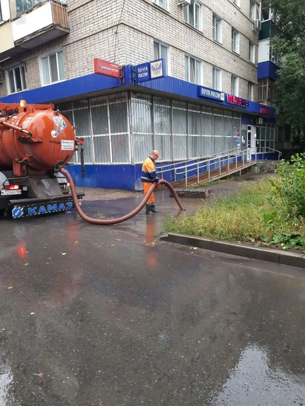 Комбинат благоустройства откачивает воду на улицах города и очищает ливнёвки Комбинат благоустройства откачивает воду на улицах города и очищает ливнёвки