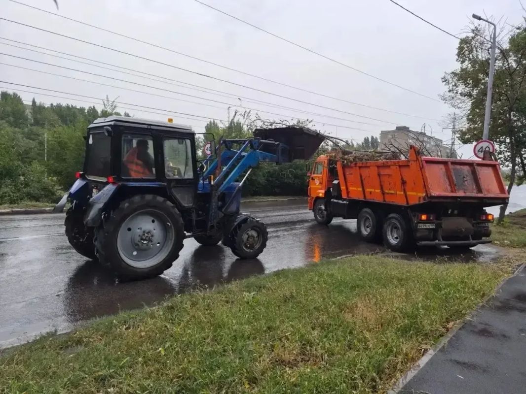 Уборка города. Коммунальные службы осуществляют уборку дорог и тротуаров, мойку и ремонт остановочных павильонов, уход за зелеными зонами, подбор мусора, а также ремонт дорожных знаков и ограждений Уборка города. Коммунальные службы осуществляют уборку дорог и тротуаров, мойку и ремонт остановочных павильонов, уход за зелеными зонами, подбор мусора, а также ремонт дорожных знаков и ограждений