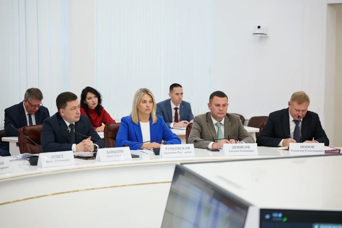 Губернатор Роман Бусаргин провел постоянно действующее совещание с заместителями председателя правительства, министрами, а также главами районов Губернатор Роман Бусаргин провел постоянно действующее совещание с заместителями председателя правительства, министрами, а также главами районов