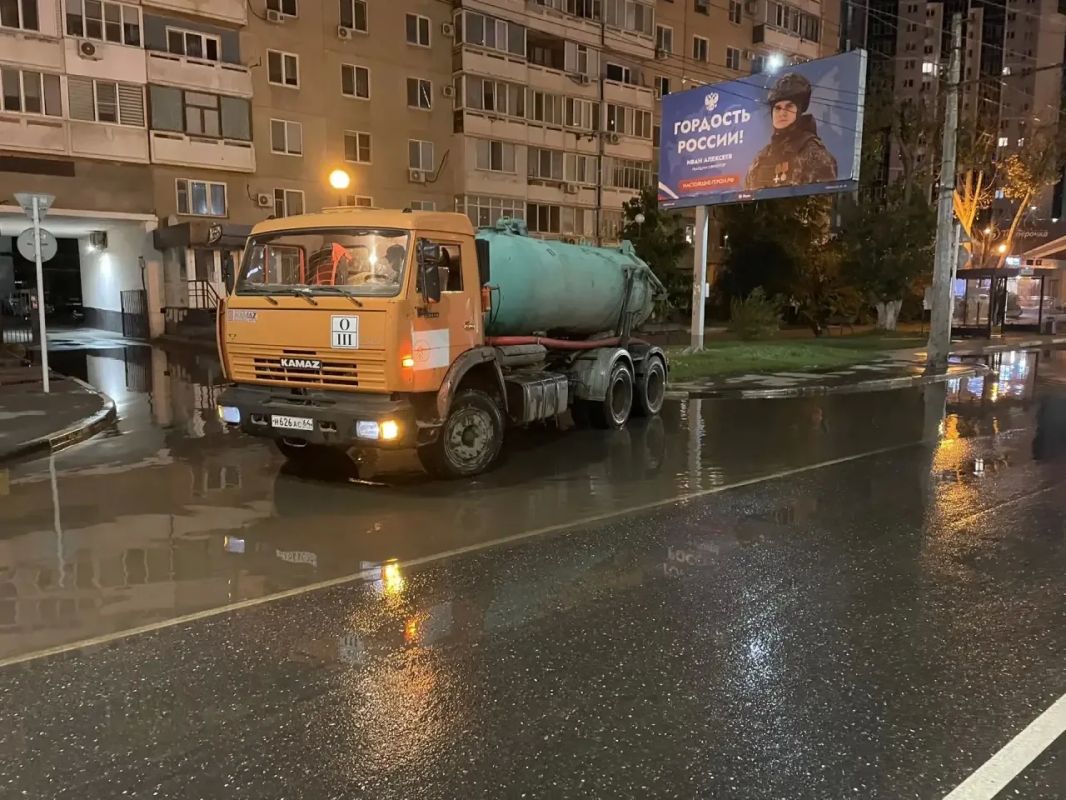Ночные работы по ликвидации последствий подтоплений Силами МКУ «Городское хозяйство» в круглосуточном режиме проводятся работы по откачке дождевых вод с улиц города. Все места подтоплений известны Ночные работы по ликвидации последствий подтоплений Силами МКУ «Городское хозяйство» в круглосуточном режиме проводятся работы по откачке дождевых вод с улиц города. Все места подтоплений известны