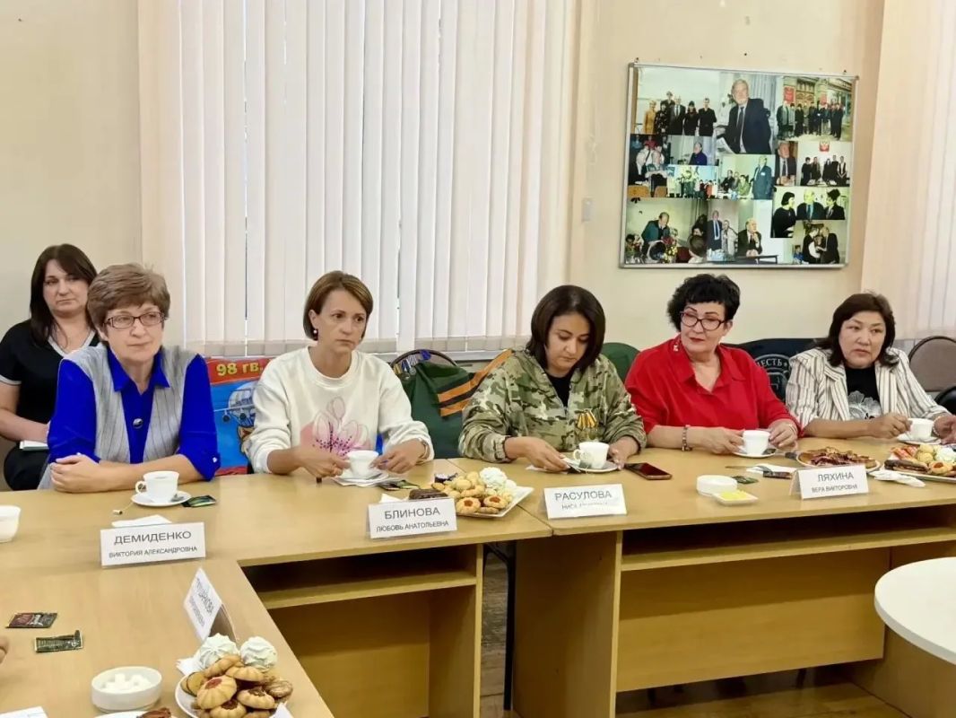 Вместе с председателем Собрания депутатов Энгельсского района, главой МО г. Энгельс Юлией Таушанковой встретились с представителями волонтёрских организаций, оказывающих поддержку нашим бойцам, выполняющим задачи в зоне... Вместе с председателем Собрания депутатов Энгельсского района, главой МО г. Энгельс Юлией Таушанковой встретились с представителями волонтёрских организаций, оказывающих поддержку нашим бойцам, выполняющим задачи в зоне...