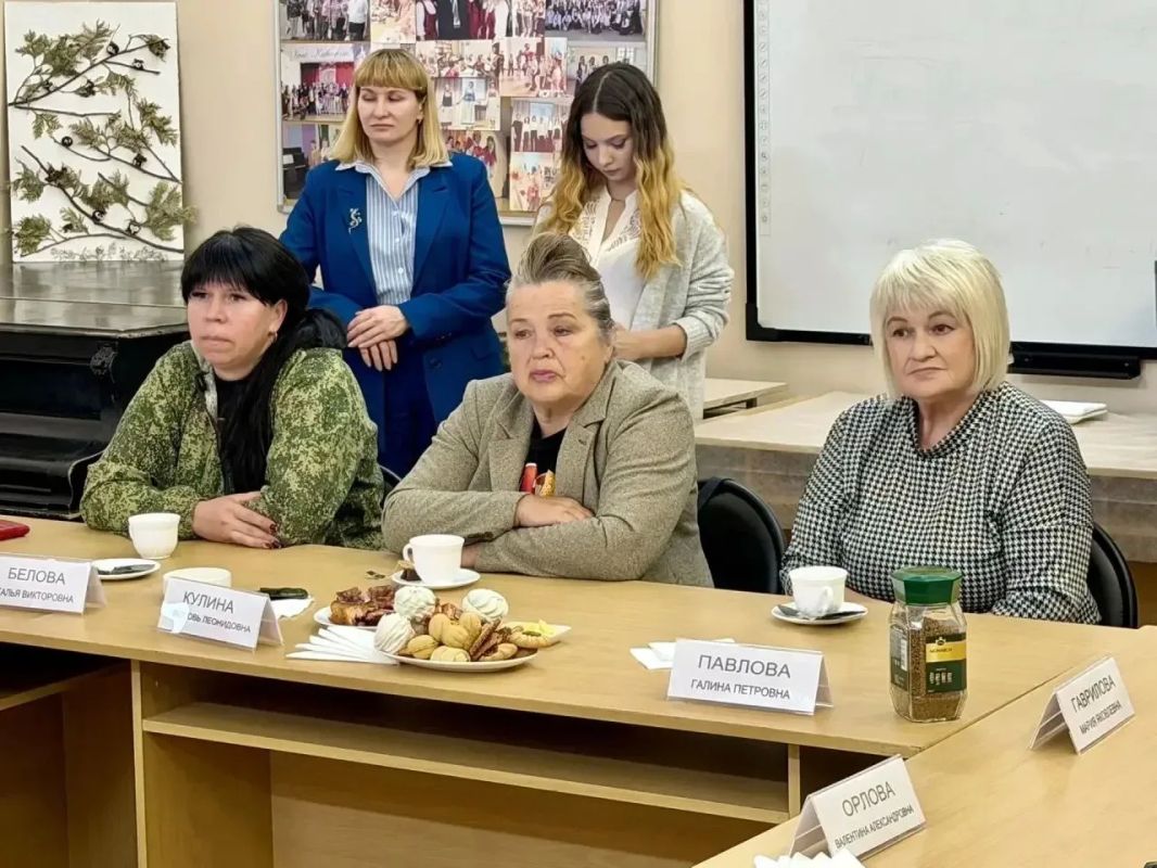 Вместе с председателем Собрания депутатов Энгельсского района, главой МО г. Энгельс Юлией Таушанковой встретились с представителями волонтёрских организаций, оказывающих поддержку нашим бойцам, выполняющим задачи в зоне... Вместе с председателем Собрания депутатов Энгельсского района, главой МО г. Энгельс Юлией Таушанковой встретились с представителями волонтёрских организаций, оказывающих поддержку нашим бойцам, выполняющим задачи в зоне...