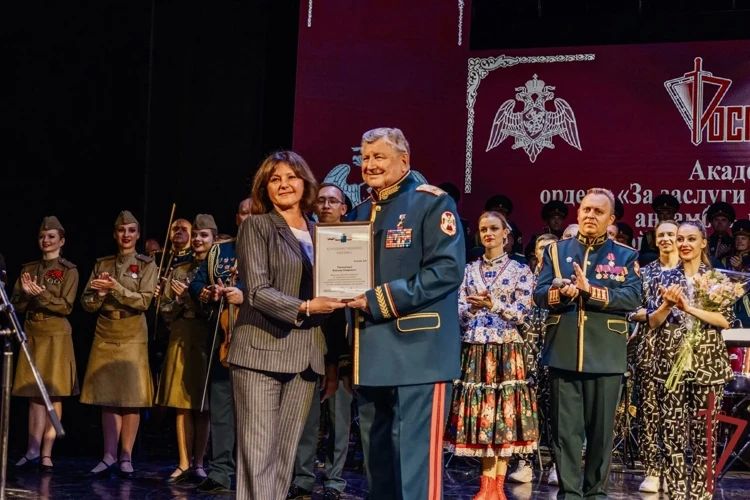 Академический ансамбль песни и пляски с триумфом выступил в Саратове Академический ансамбль песни и пляски с триумфом выступил в Саратове