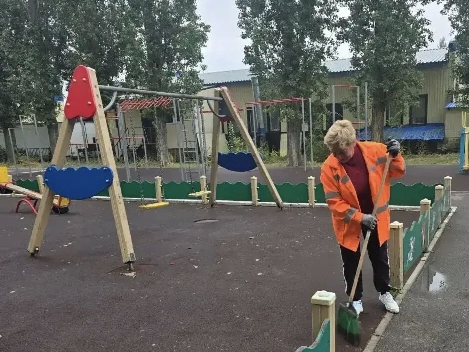 Уборка города. Коммунальные службы осуществляют уборку дорог и тротуаров, мойку и ремонт остановочных павильонов, уход за зелеными зонами, подбор мусора, а также ремонт дорожных знаков и ограждений Уборка города. Коммунальные службы осуществляют уборку дорог и тротуаров, мойку и ремонт остановочных павильонов, уход за зелеными зонами, подбор мусора, а также ремонт дорожных знаков и ограждений