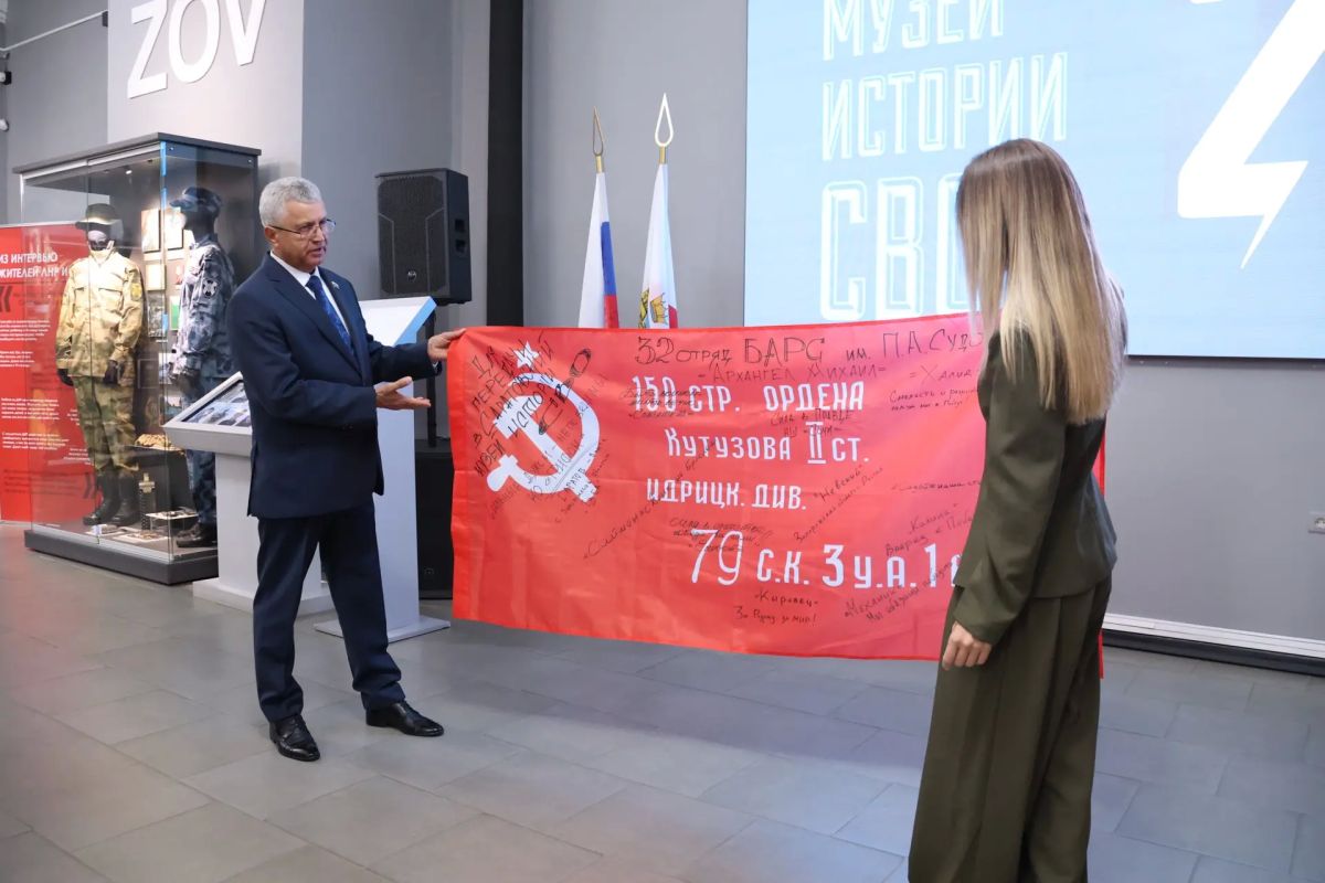Делегация Запорожской области передала музею истории СВО знамя с позывными саратовских бойцов