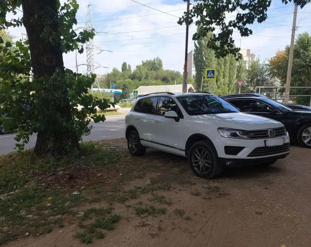 В Энгельсе зафиксировано нарушение правил парковки: автомобили размещались на зелёных зонах В Энгельсе зафиксировано нарушение правил парковки: автомобили размещались на зелёных зонах