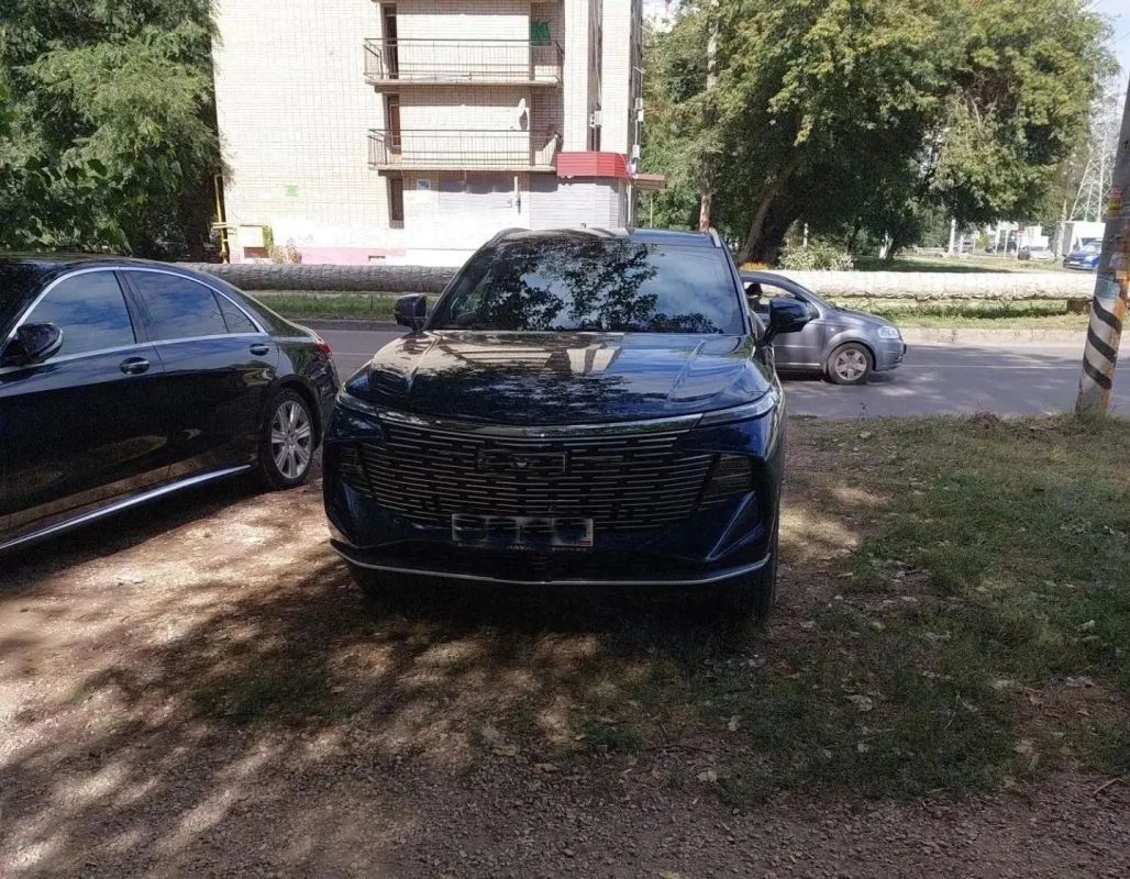 В Энгельсе зафиксировано нарушение правил парковки: автомобили размещались на зелёных зонах В Энгельсе зафиксировано нарушение правил парковки: автомобили размещались на зелёных зонах