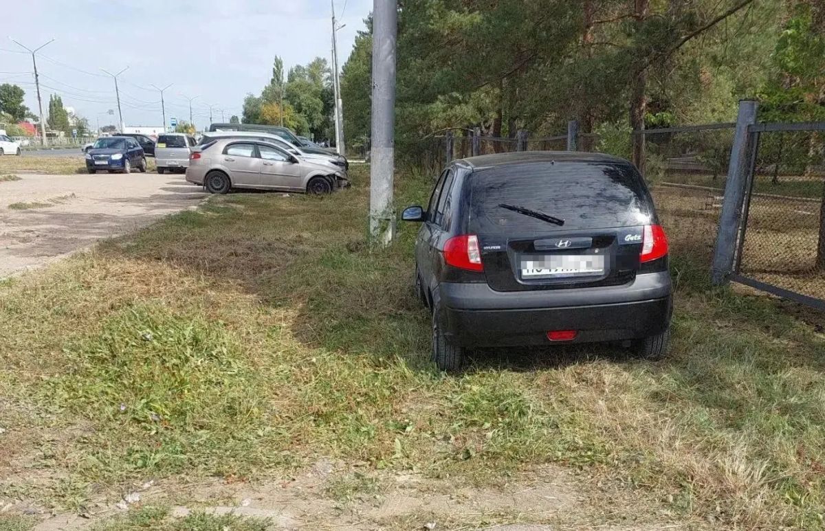 В Энгельсе зафиксировано нарушение правил парковки: автомобили размещались на зелёных зонах В Энгельсе зафиксировано нарушение правил парковки: автомобили размещались на зелёных зонах