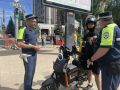 Дорожные полицейские проводят проверку двухколесного транспорта