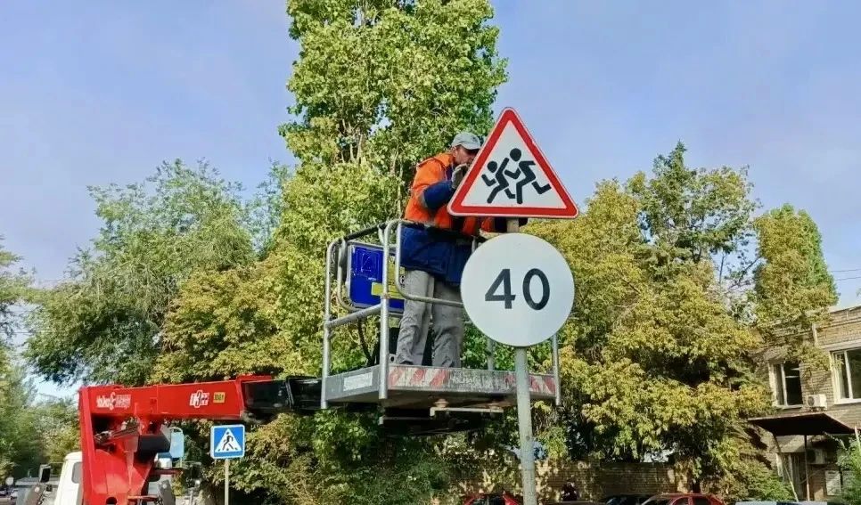 Уборка города. Коммунальные службы осуществляют уборку дорог и тротуаров, мойку и ремонт остановочных павильонов, уход за зелеными зонами, подбор мусора, а также ремонт дорожных знаков и ограждений Уборка города. Коммунальные службы осуществляют уборку дорог и тротуаров, мойку и ремонт остановочных павильонов, уход за зелеными зонами, подбор мусора, а также ремонт дорожных знаков и ограждений