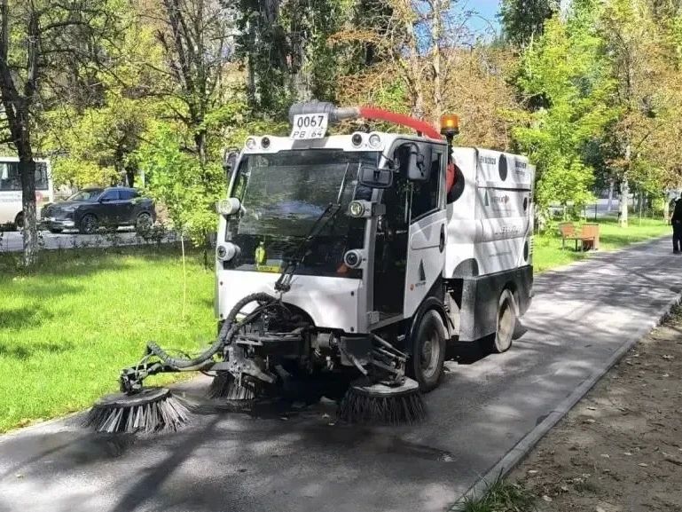 Уборка города. Коммунальные службы осуществляют уборку дорог и тротуаров, мойку и ремонт остановочных павильонов, уход за зелеными зонами, подбор мусора, а также ремонт дорожных знаков и ограждений Уборка города. Коммунальные службы осуществляют уборку дорог и тротуаров, мойку и ремонт остановочных павильонов, уход за зелеными зонами, подбор мусора, а также ремонт дорожных знаков и ограждений